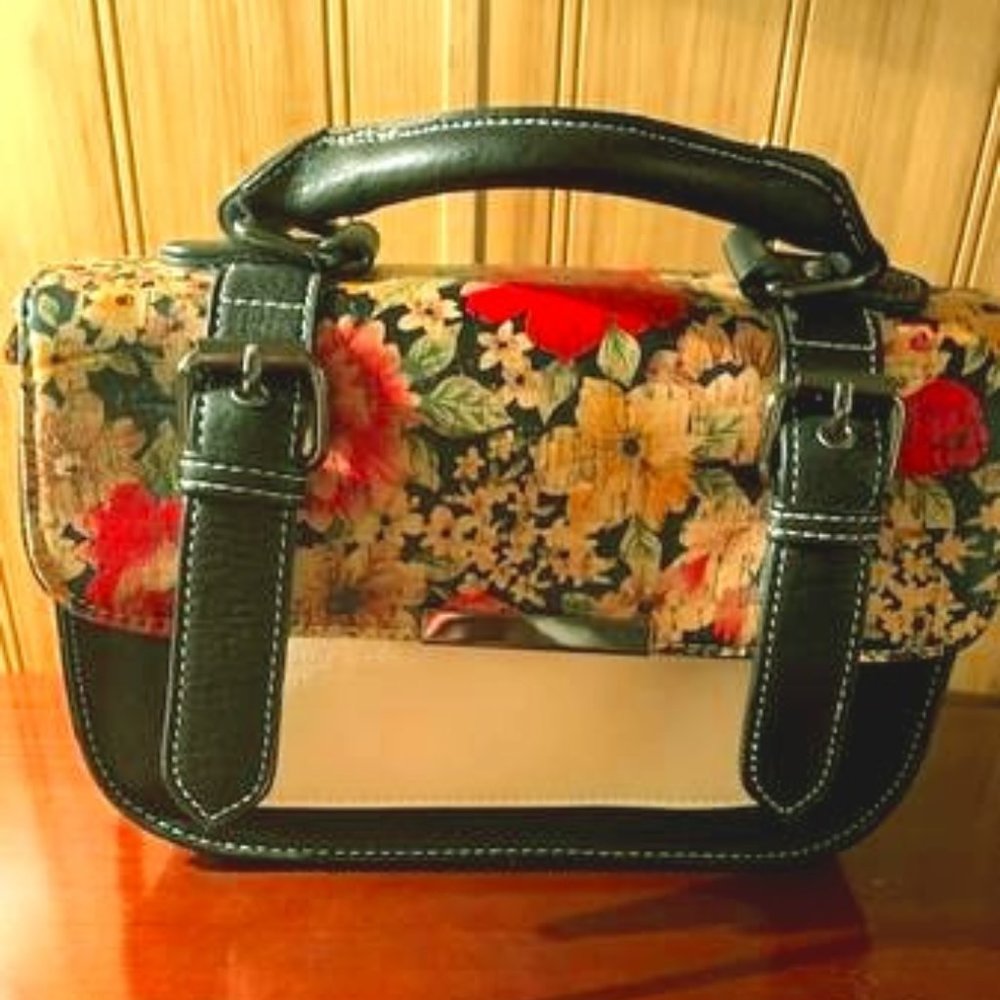 Handbag-VEGAN leather-Attractive-Fun-NEW